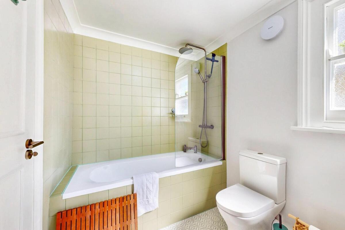Bright 1-bedroom Flat With Great Transport Links Appartamento