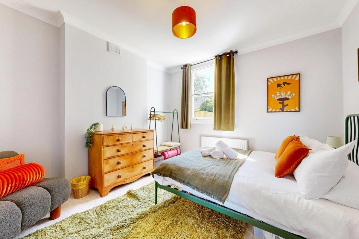 Bright 1-bedroom Flat With Great Transport Links * Londra