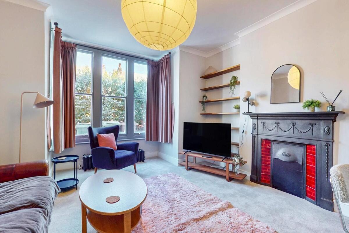 Bright 1-bedroom Flat With Great Transport Links Londra