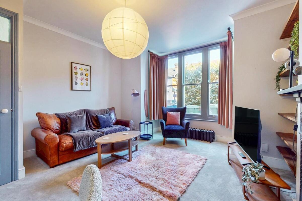 Bright 1-bedroom Flat With Great Transport Links * Londra
