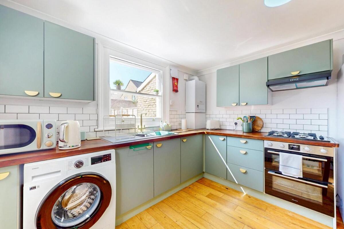 Bright 1-bedroom Flat With Great Transport Links Londra